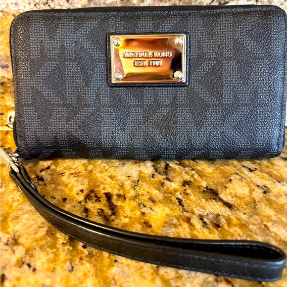 Michael Kors Wristlet/ Wallet /Phone Holder - Picture 1 of 8